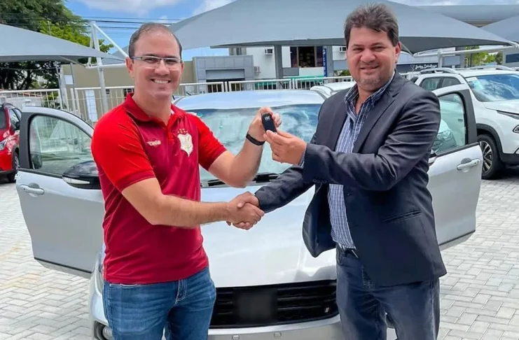 Presidente do Sergipe, Ernan Sena, recebe premiação pelo título estadual de 2022 — Foto: Divulgação/CSS