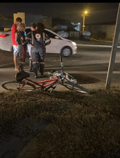 Ciclista morre atropelada por ônibus escolar