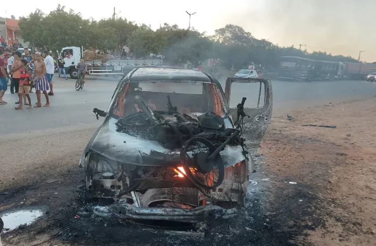 Veículo foi incendiado por populares em Carira — Foto: Aplicativo/TV Sergipe