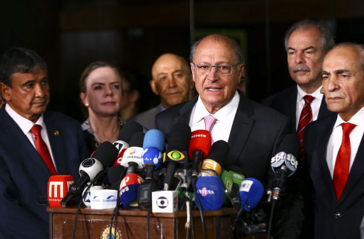 O vice-presidente eleito, Geraldo Alckmin, durante entrevista coletiva após reunião com o relator-geral do Orçamento 2023, senador Marcelo Castro, e equipe de transição.