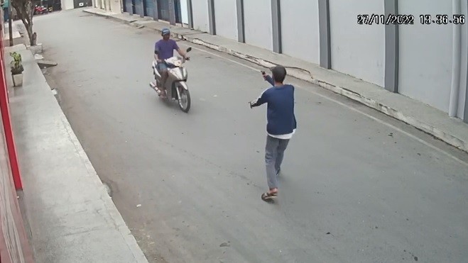 Vídeo: Homem leva tiro na testa e tem moto roubada em Simão Dias