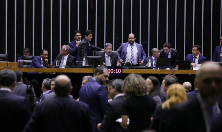 Câmara aprova PEC para Auxílio Brasil de R$ 600 e Auxílio Gás
