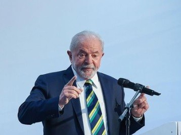 Lula é submetido a cirurgia para retirada de lesão na laringe