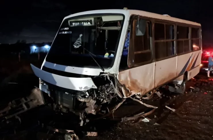 Colisão entre um micro-ônibus e um carro deixa um homem morto em Moita Bonita (SE) — Foto: PM