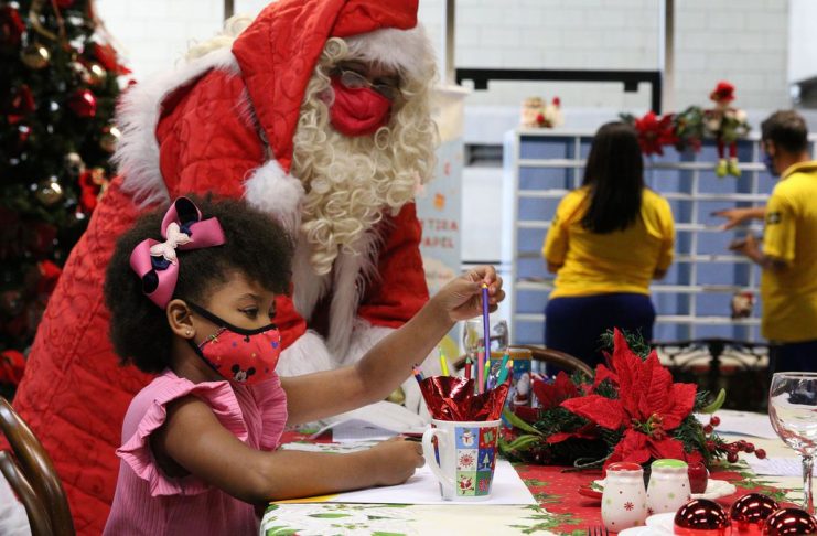São Paulo - Emanuelly Vitória dos Santos, 7 anos, escreve uma carta com pedidos de Natal no lançamento da 32ª edição da Campanha Papai Noel dos Correios para o apadrinhamento das cartas escritas por crianças de escolas públicas, no edifício-sede dos Correios, em Vila Leopoldina. (Foto: Rovena Rosa)