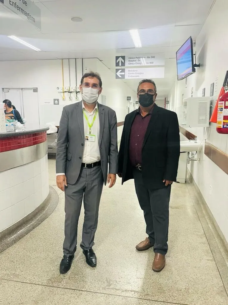Coordenador de gestão do ensino da Rede Ebserh visita o HUL
