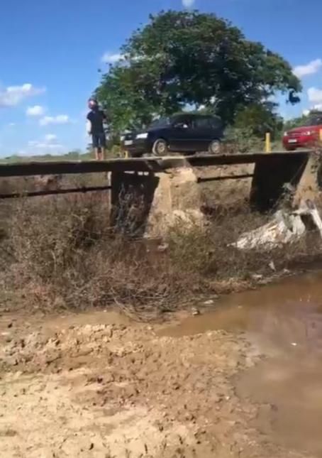 Veículo cai de ponte usada como desvio em Tobias Barreto