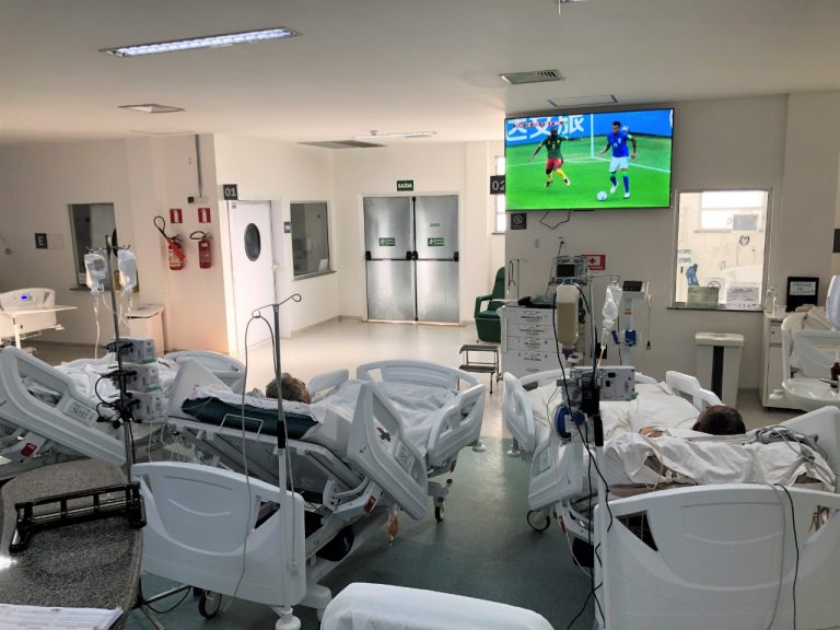 HUL organiza transmissão de jogo do Brasil para pacientes da UTI