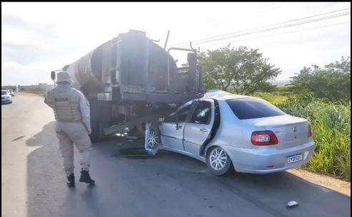 Colisão entre carro e caminhão deixa dois feridos em Lagarto