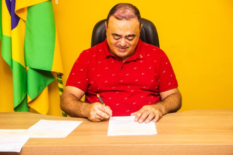 Prefeito de Simão Dias sanciona lei que cria o Bolsa Família Municipal