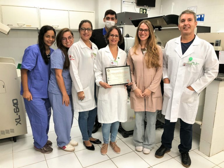 Laboratório de Análises Clínicas do HUL recebe certificado de excelência