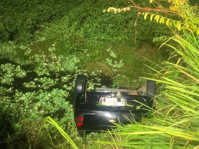 Motorista morre após carro tombar e cair em lago