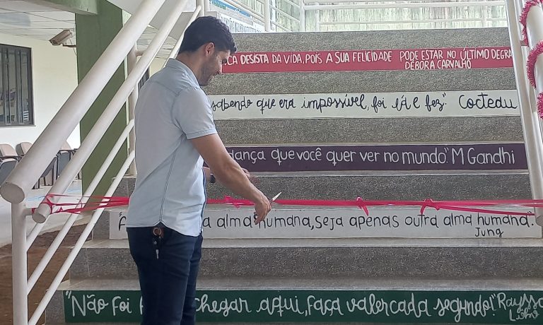 Escadaria é decorada com participação da comunidade acadêmica em Lagarto