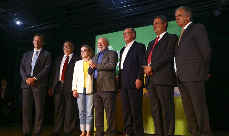 Lula anuncia cinco ministros do futuro governo; confira