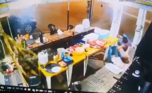 Vídeo: Briga termina com policial e mãe de dono de bar mortos em Aracaju