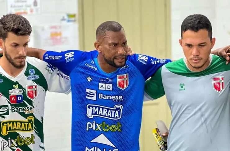 Mondragon em conversa com companheiros no vestiário do Lagarto — Foto: Mirella Vieira/Lagarto FC