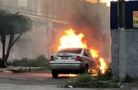 Carro de cantora sergipana pega fogo em Aracaju