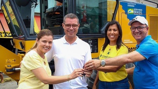Simone Andrade e Fábio Mitidieri entregam máquina em Riachão