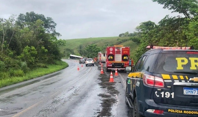 Uma pessoa morre e carro se parte em colisão contra caminhão