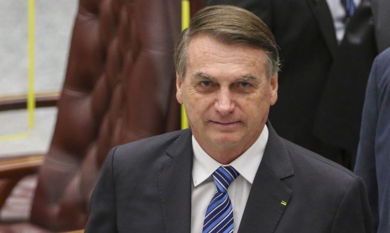 Presidente Jair Bolsonaro renova concessões da Globo, Band e Record