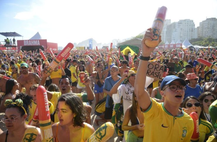 Público na Arena Fifa Fan Festival, em Copacabana, assiste ao jogo do Brasil e Camarões pela Copa do Mundo 2022