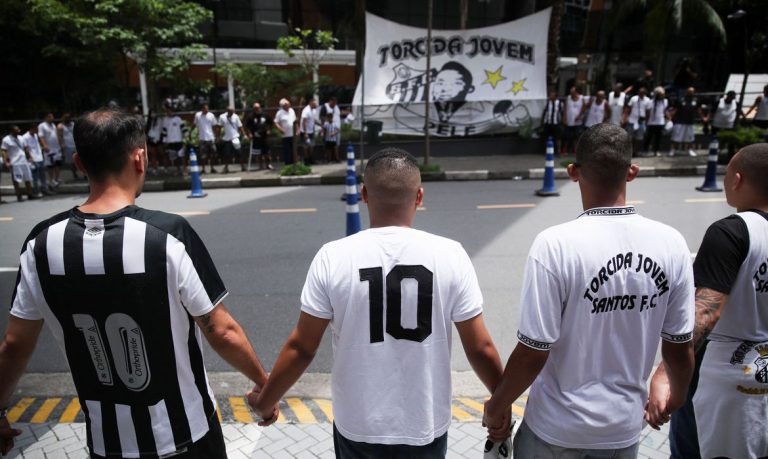 Torcedores vão a hospital prestar solidariedade a Pelé