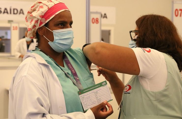 São Paulo - Vacinação contra covid-19 aos profissionais da saúde do Hospital das Clínicas, no Centro de Convenções Rebouças.