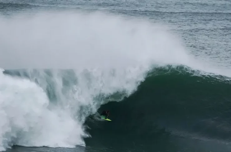 Willyam Santana saindo do tubo surfado na Galícia, na Espanha — Foto: Pedro Rolon