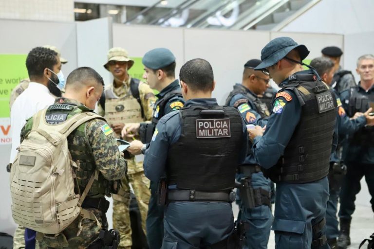Tropa de 40 policiais militares embarca para Brasília
