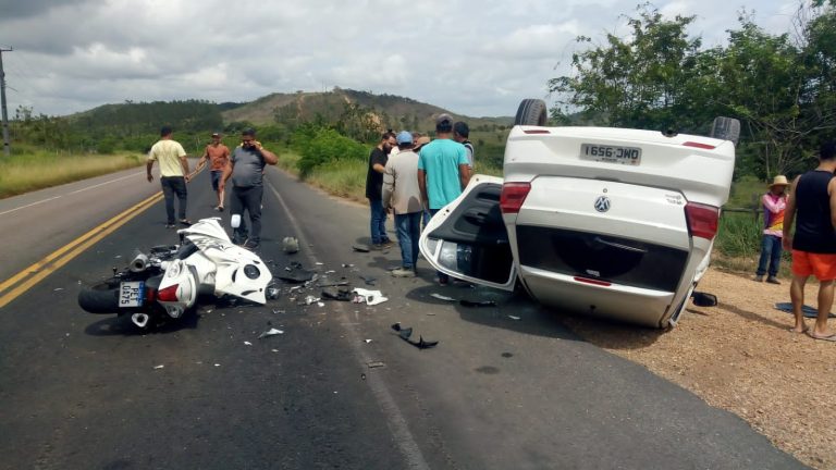 Carro capota em acidente com moto de alta cilindrada em Itaporanga