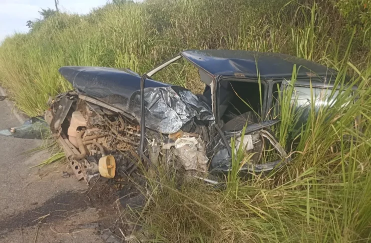 Carro ficou completamente destruído após colisão com ônibus no Sul de Sergipe. — Foto: BPRV