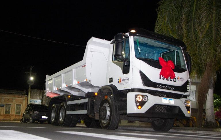 Prefeitura entrega mais cinco veículos novos em Simão Dias