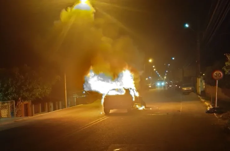 Veículo incendiado após acidente em Laranjeiras (SE). — Foto: PMSE