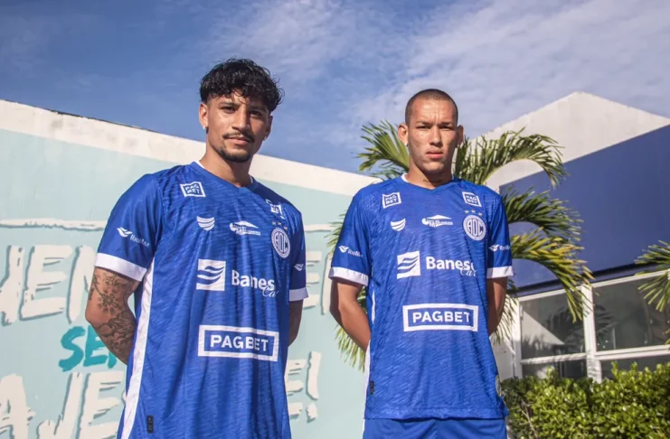 Luiz Otávio e Léo com a nova camisa número um do Confiança para 2023 — Foto: Mikael Machado/ADC