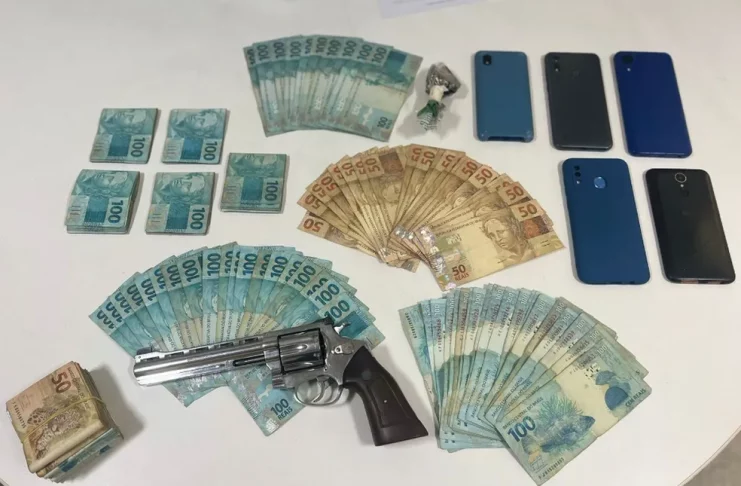 Dinheiro, arma de celulares são apreendidos — Foto: SSP/SE
