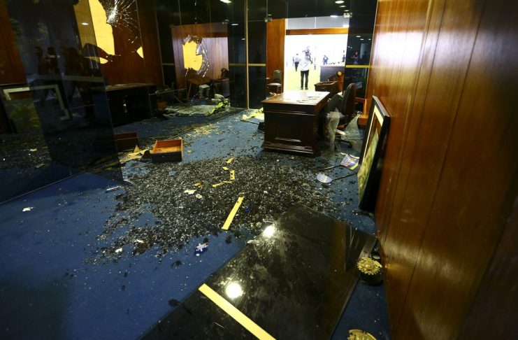 Móveis e janelas danificadas no Senado Federal.