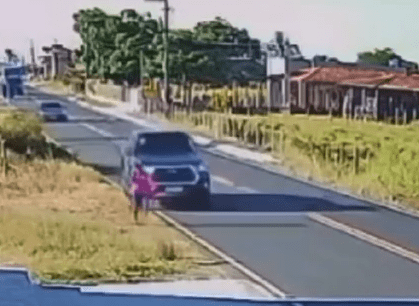 Mulher é atropelada no acostamento de rodovia e motorista foge