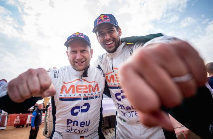 O navegador alemão Timo Gottschalk (esquerda) e o brasileiro Lucas Moraes (piloto) comemoram a terceira posição na categoria carros do rali Dakar deste ano - Divulgação/Red Bull