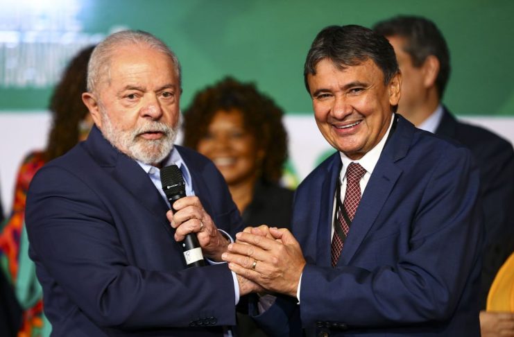 O presidente eleito, Luiz Inácio Lula da Silva, e o futuro ministro do Desenvolvimento Social, Wellington Dias, durante anúncio de novos ministros que comporão o governo.