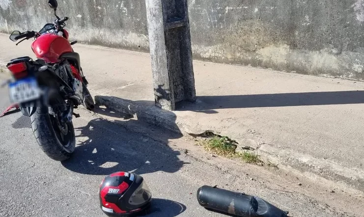 Moto após colisão na ona Sul de Aracaju — Foto: CPTran