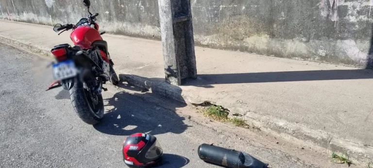 Motociclista morre após colidir contra muro