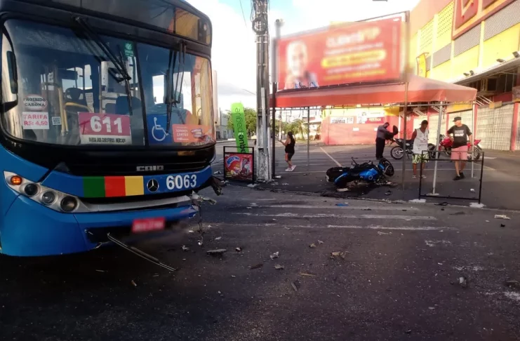 Acidente entre ônibus e motocicleta no Bairro Industrial em Aracaju — Foto: SMTT