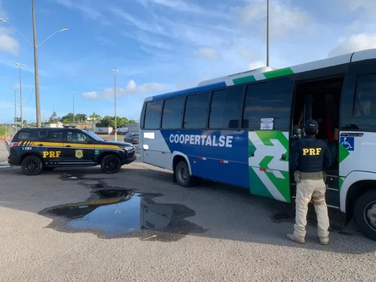 Homem é preso pela PRF transportando droga em micro-ônibus