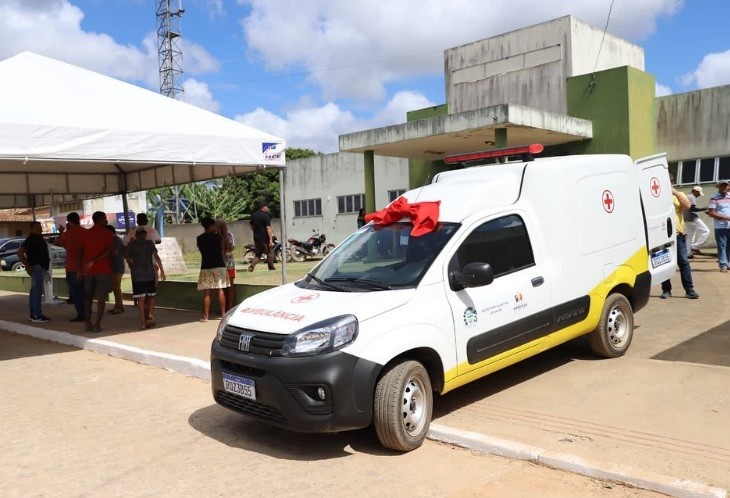 Prefeito Cristiano Viana entrega ambulância ao povoado Salobra