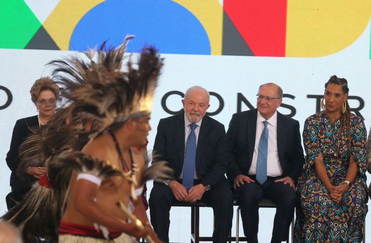 O presidente Luiz Inácio Lula da Silva, participa da cerimônia de posse das ministras da Igualdade Racial, Anielle Franco, e dos Povos Indígenas, Sonia Guajajara,