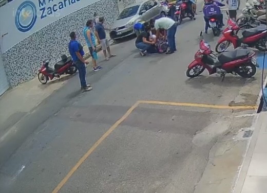 Vídeo: Colisão entre motos deixa feridos no centro de Lagarto