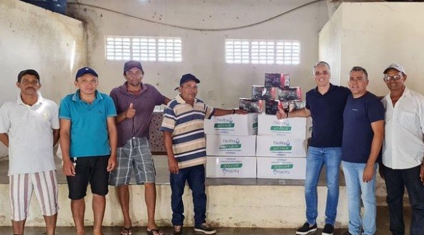 Deputado Fábio Reis entrega kits de irrigação em Lagarto