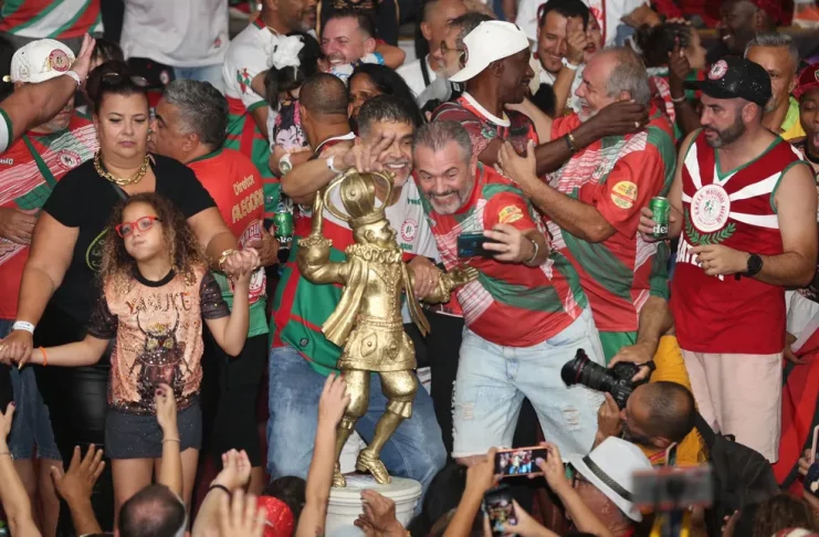 Comemoração na quadra da Mocidade com o troféu do carnaval 2023 — Foto: Celso Tavares/g1
