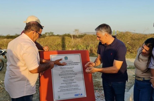 Fábio Reis entrega praça e novas pavimentadas em Tobias Barreto