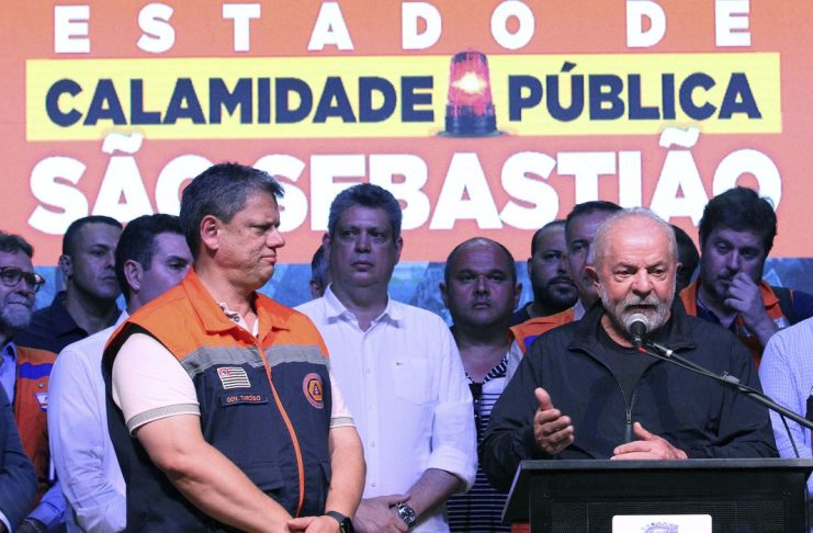 Sāo Sebastiāo (SP) - 20/02/2023 - O presidente, Luiz Inácio Lula da Silva (d), e o governador de Sāo Paulo,Tarcísio de Freitas (e) durante pronunciamento sobre a situação emergencial no litoral norte de São Paulo após as fortes chuvas. Foto: Rovena Rosa/Agência Brasil
